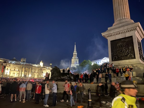 응원가를 부르는 팬들로 가득한 광장의 모습 @뉴스코리아 김민정 특파원