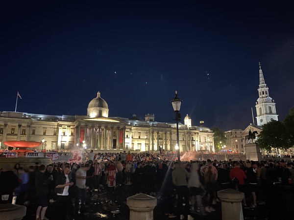응원가를 부르는 팬들로 가득한 광장의 모습 @뉴스코리아 김민정 특파원