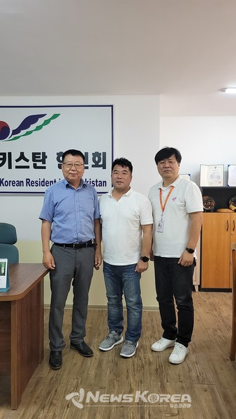 사진 왼쪽부터 뉴스코리아 우즈베키스탄 신현권 특파원, 강창석 한인회장, 뉴스코리아 최신 특파원 @뉴스코리아