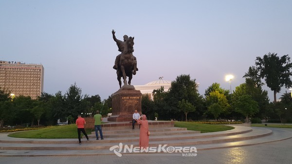 탸슈켄트 시민들이 산책 하는 공원 @뉴스코리아 최신 특파원