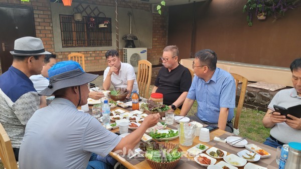 강창석 회장과 한인동포들이 정기모임을 통해 식사자리에서 환담을 나누고 있다. @뉴스코리아 최신 특파원