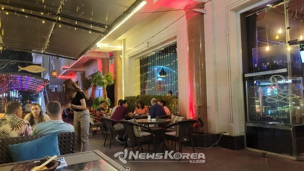 타슈켄트 브로드웨이 거리에 한인동포가 운영하는 카페 @뉴스코리아 최신 특파원