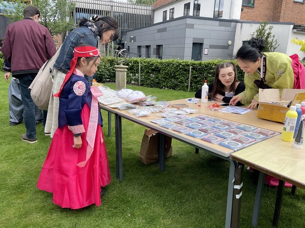 요크세인트존대학교 야외광장에서 진행된 오전 공예 체험 행사에서 한복을 입은 참가자 모습