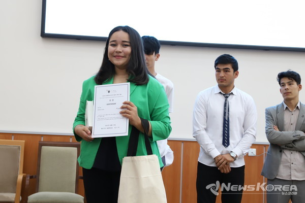 ▲이번 페르가나 세종학당에서 1등에 당선된 알리조노바 사피노자(Alijonova Safinoza)학생-@뉴스코리아 신현권 특파원