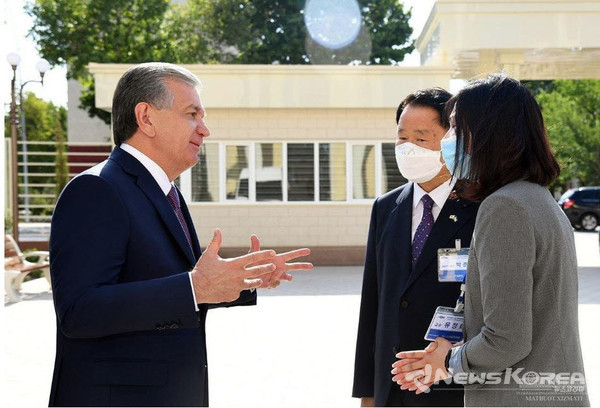 지난 2020년 페르가나 한국국제 대학교를 방문한 샤브카트 미르지요예프 우즈베키스탄 대통령과 박준호 설립자