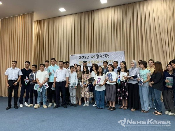 ▲나망간 세종 학당 말하기 대회 참가자들이 기념사잔을 찍고 있다. @뉴스코리아 신현권 특파원
