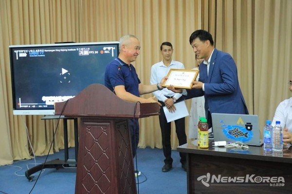 ▲자말로프 가플(Jamalov Gofir)나망간 시장으로 부터 투자,교육 임명장을 받고 있는 송인성 나망간 세종학당장-@뉴스코리아 신현권 특파원