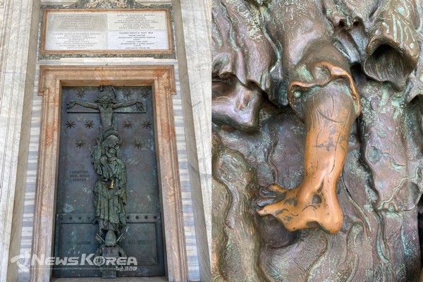 성모 마리아와 예수의 모습이 담긴 청동문 @뉴스코리아 김민정 특파원