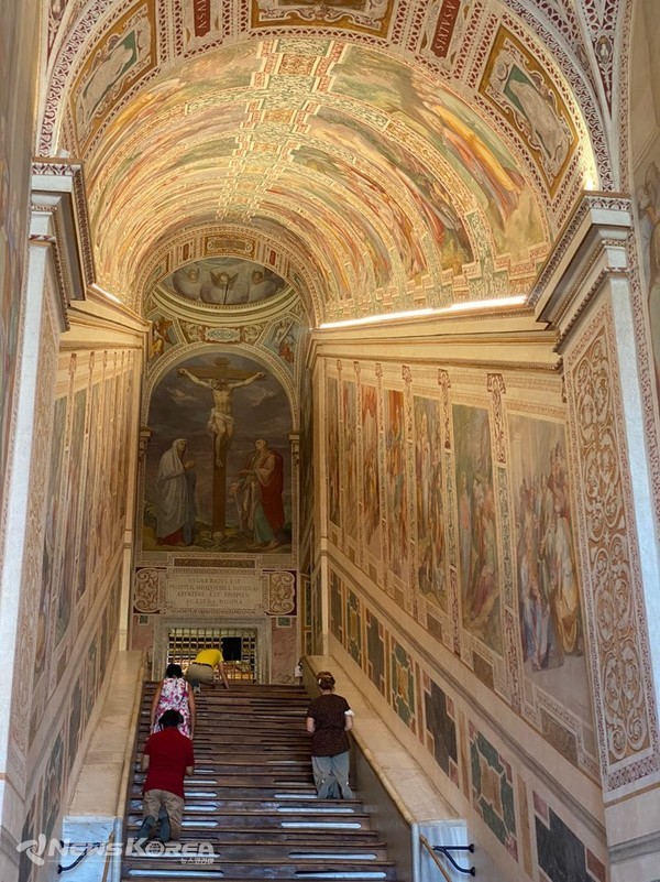 기도를 드리며 무릎으로 계단을 오르는 사람들 @뉴스코리아 김민정 특파원