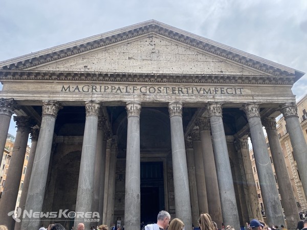 판테온 신전 정면의 페디먼트 @뉴스코리아 김민정 특파원