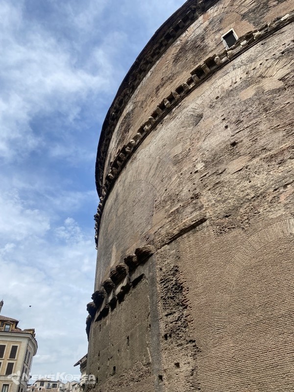 판테온 외광 곳곳에서 볼 수 있는 아치형 구조 @뉴스코리아 김민정 특파원