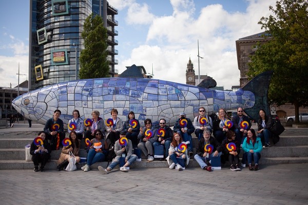 벨파스트 워킹투어_빅 피시 앞에서 단체 사진