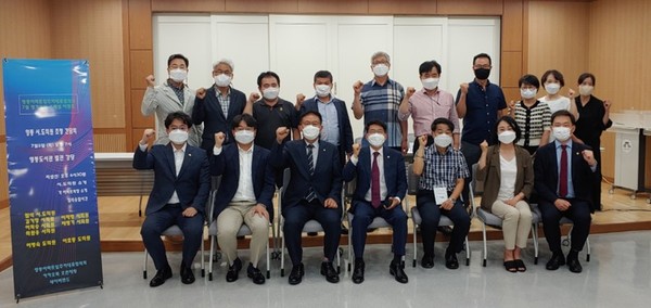 지역 현안 및 행정사항에 대한 열띤 질의 응답시간과 공약이행 준수 결의을 다진 영통지역의 수원특례시 의원 및 경기도의원 초청 간담회 (사진 : 뉴스코리아)