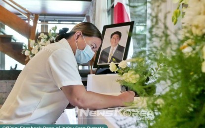 위대한 지도자 . 사라 Z. 두테르테 부통령이 월요일(2022년 7월 11일) 고시카와 가즈히코 주필리핀 대사 관저에서 아베 신조 일본 총리를 추모하는 서한을 쓰고 있다. 두테르테는 “위대한 지도자의 생명을 앗아간 무분별한 폭력 행위”를 규탄하는 데 필리핀 국민과 함께 했다고 말했다. (사진=부통령실 제공)