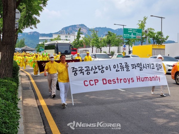 서울광장에서 집회에 이어 도심을 퍼레이드하는 파륜궁 수련인들 @뉴스코리아 허승규 기자