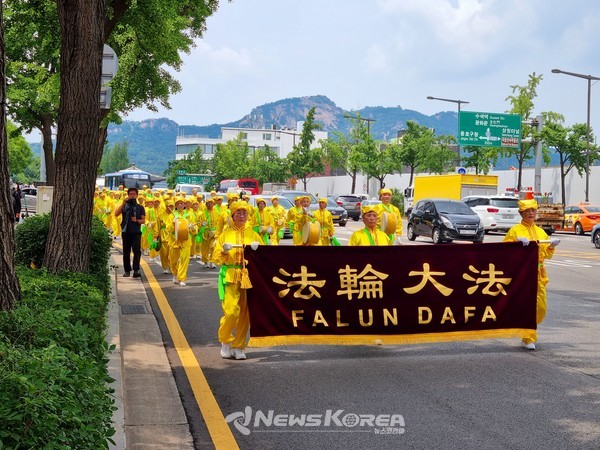 서울광장에서 집회에 이어 도심을 퍼레이드하는 파륜궁 수련인들 @뉴스코리아 허승규 기자