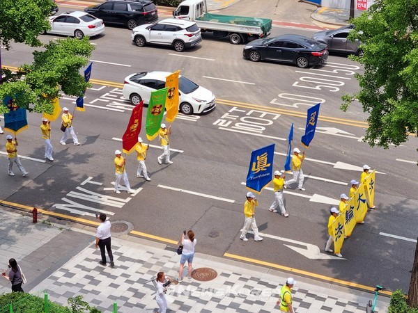 서울광장에서 집회에 이어 도심을 퍼레이드하는 파륜궁 수련인들 @뉴스코리아 허승규 기자