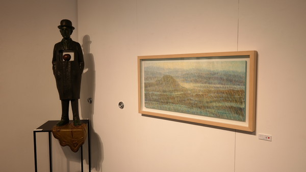 좌측- 김문기 작가의 조각/ 우측- 김환기 작가의 회화  @뉴스코리아 장현아 기자