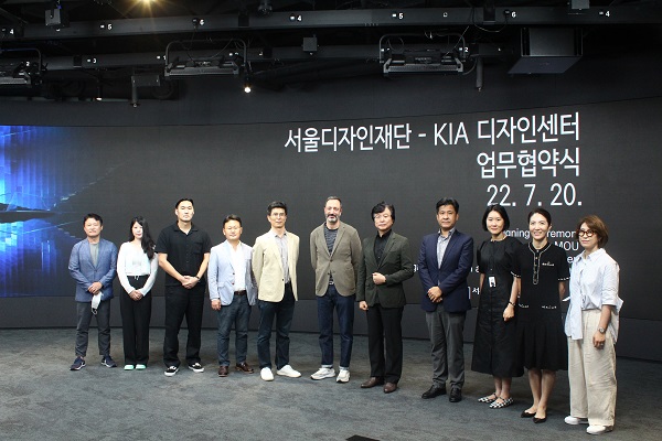 협약식 기념 촬영 (왼쪽부터 기아디자인센터 신대식 책임, 인혜원 연구원, 한현수 책임, 전정훈 책임, 문정빈 실장, 카림 하비브센터장, 서울디자인재단 이경돈 대표, 박진배 DDP운영본부장, 김윤희 전시2팀장, 박내선 마케팅팀장, 유주이 전시1팀장) 