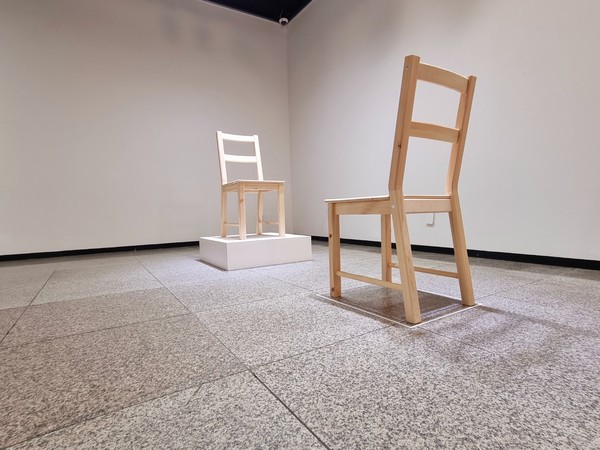 그런데 그 권력은 한 순간 나락으로 떨어질 수도 있겠다.