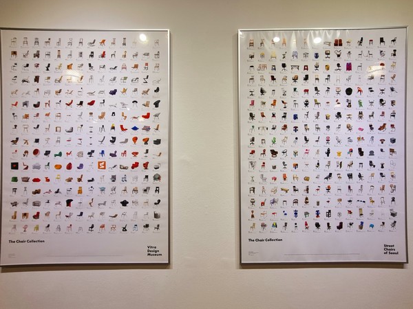좌측은 비트라 디자인 뮤지엄에서 생산한 명품(?) "The Chair Collection" 포스터, 우측은 소동호 작가가 찍은 "Street Chair of Seoul(서울에서 만난 거리의 의자) Collection" 포스터..   사물이 용도와 쓰임에 따라 달라지듯, 사람도 의자도 오브제도... 