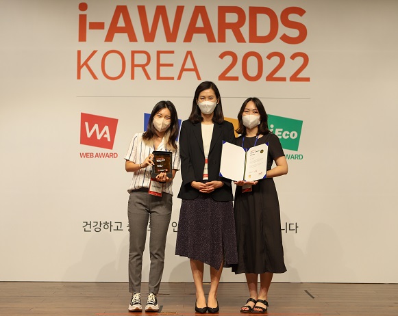 2022 소셜아이어워드에서 수상한 비짓서울 SNS 직원들