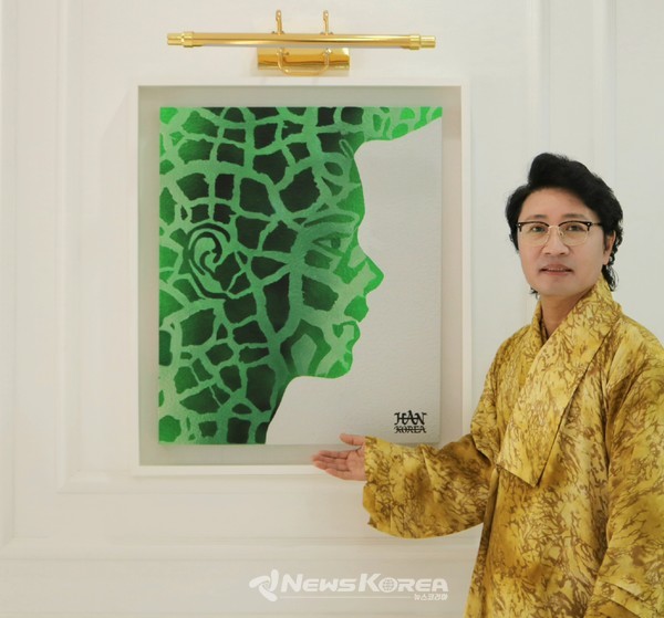 작품을 설명중인 한한국 작가 @사진: 작가 제공