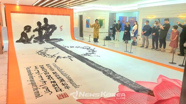 전시장을 찾은 내빈들에게 한작가가 작품 설명중이다. @사진: 작가 제공