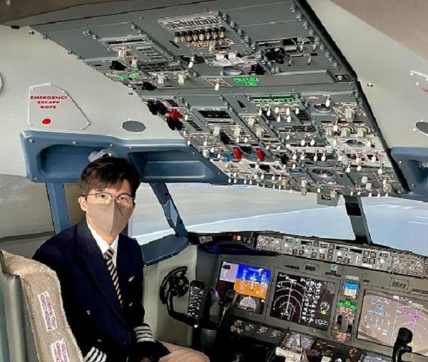 비행기 조종 도우미님의 친절한 설명으로 비행맛 파일럿 체험이 가능한 "홀리데이 인 익스프레스 서올 홍대" @호텔 인스타그램