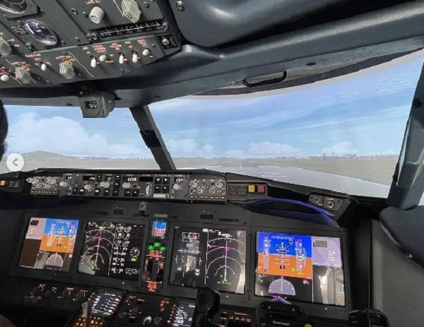 "홀리데이 인 익스프레스 서올 홍대" 비행기 조종 체험 @호텔 인스타그램