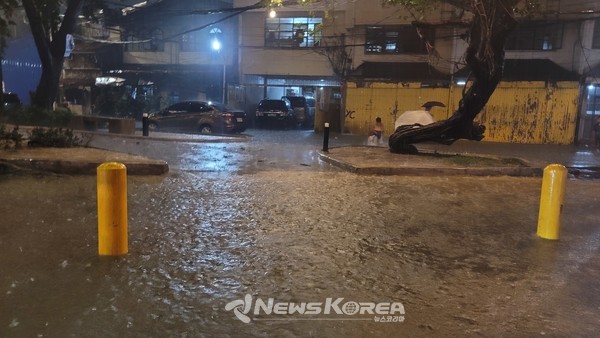 불어날 물로 수심이 깊어 차량 통행이 불가능 도로가 곳곳에 통제도 없이 방치 되어 위험 천만 하다. @뉴스코리아 최신 특파원