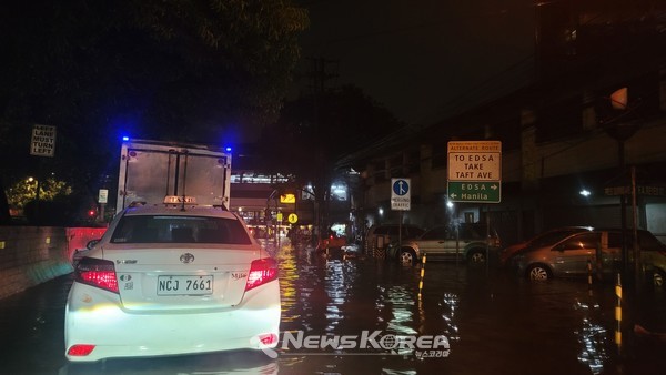 택시나 승용차량은 임계점 근사치까지 물이 차올라 아슬 아슬하게 위험해 보이기만 한다. @뉴스코리아 최신 특파원