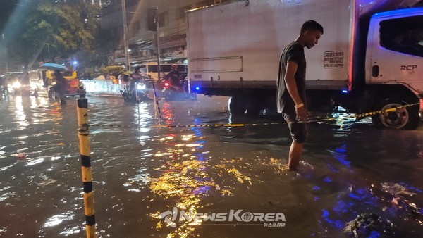 수심 확인을 위해 운전자가 직접 깊이를 확인해 가며 운행을 하고 있다. @뉴스코리아 최신 특파원