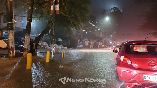 승용차량들은 고도가 높은 지역으로 골몰 골목길을 우회 해 가고 있다. @뉴스코리아 최신 특파원