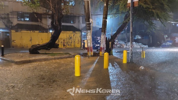 도로가 계곡으로 변해 버린 말라떼 @뉴스코리아 최신 특파원