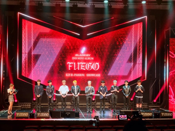 블랭키 맴버들에게 소감을 묻고 있는 사회자 박슬기 (사진: 뉴스코리아)