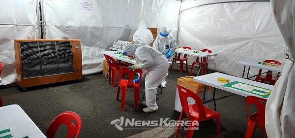 코로나 검사와 방역 업무를 지원하는 여행사 직원들 (사진 : 뉴스코리아) 
