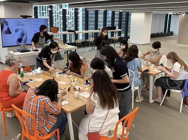 떡비누 만들기 체험을 진행중인 방한 외국인 (사진 : 서울관광재단)