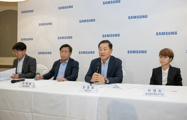 독일 베를린에서 열린 IFA 2022에서 기자간담회를 진행하고 있는 삼성전자 영상디스플레이사업부 전략마케팅팀장 성일경 부사장, 생활가전사업부장 이재승 사장, DX부문장 한종희 부회장, 글로벌마케팅센터장 이영희 부사장 (사진 : 삼성전자)