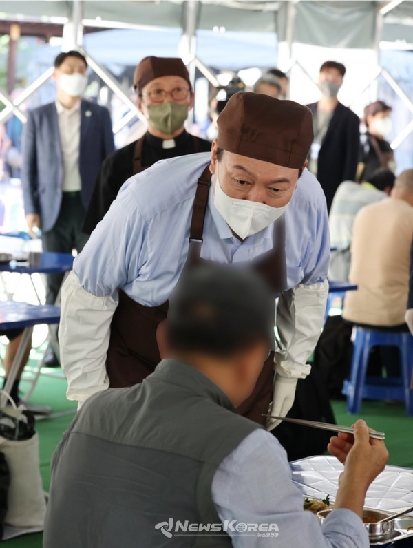 윤석열 대통령이 추석 연휴 첫날인 9일 서울 중구 명동성당 내 무료급식소인 명동밥집에서 봉사활동을 하고 있다. (대통령실통신사진기자단) 2022.09.09.