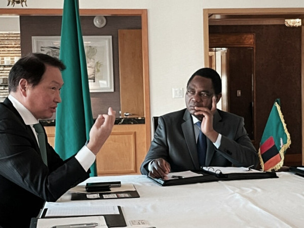 미국 뉴욕에서 히칠레마 잠비아 대통령과 글로벌 원자재 공급망 협력 방안을 논의하고 있는 최태원 SK그룹 회장 