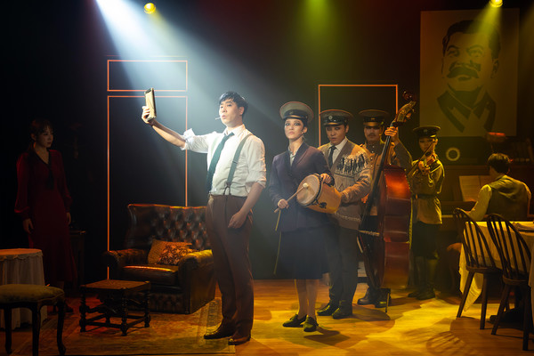 악기 연주를 하고 있는 배우들 @모티브히어로