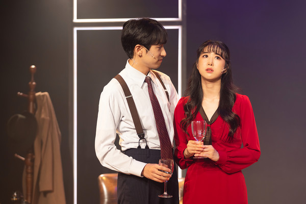 열연을 펼치고 있는 맨 역의 장유상(왼쪽) 배우와 우먼 역의 주다온(오른쪽) 배우 @모티브히어로