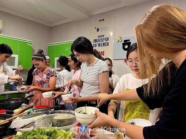 학생들이 직접 만들어 본 한식의 매력에 빠지는 시간 @뉴스코리아 허승규 특파원