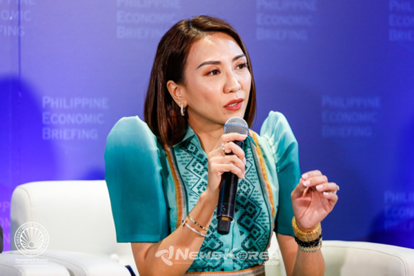 필리핀 인프라 및 투자 기회에 대해 설명하고 있는 프라스코 장관