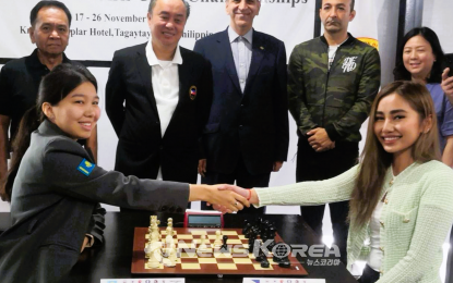 아시아 체스 챔피언십.  11월 18일 금요일(금요일) 따가이따이 나이츠 템플러 호텔에서 열린 아시아 주니어 및 여자 체스 챔피언십 개막식에서 카즈흐스탄의 국제 마스터 Assel Serikbay(왼쪽)와 Cavite 부총재 Athena Bryana Tolentino가 첫 번째 행보를 시작하기 전에 악수를 하고 있다. 아브라함 톨렌티노 필리핀 올림픽위원회 위원장 겸 따가이따이 시장(왼쪽에서 세 번째), 아시아체스연맹 집행이사 메흐다드 팔레반자데, 인도·괌·이란·말레이시아·카자흐스탄 항소위원회 위원들이 지켜보고 있다. @PNP 제공
