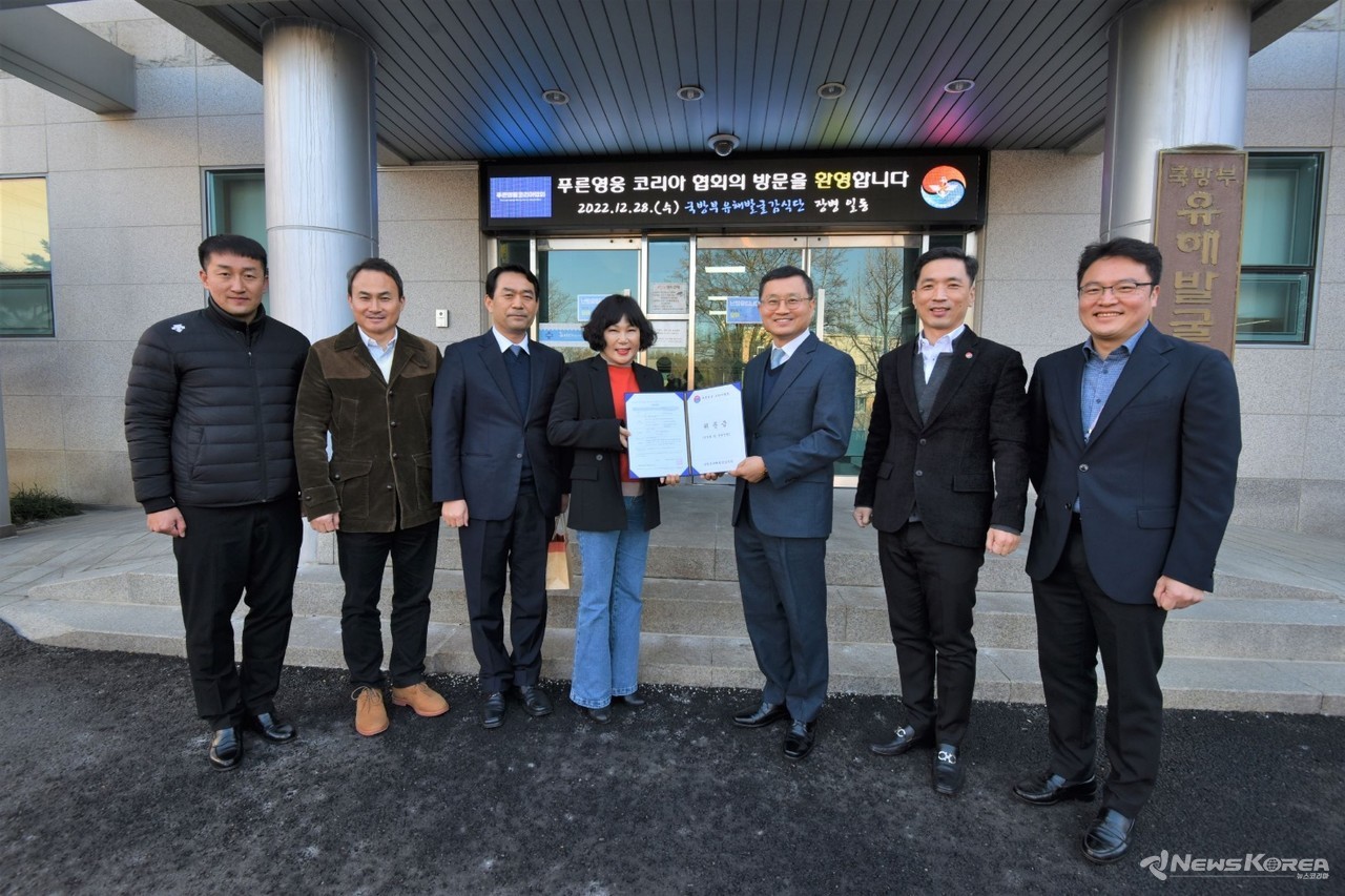 ▲ 사진 : 푸른영웅코리아협회(회장 박미경) 국방부 유해발굴감식단(단장 이근원) 방문, 위문금 전달