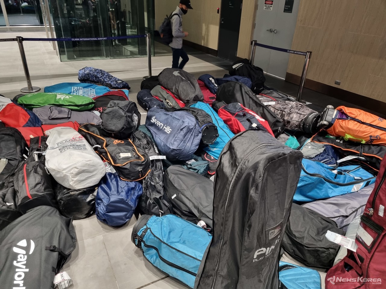 ▲ 사진 : 클락국제공항 터미널에 도착한 한국인들의 골프백들