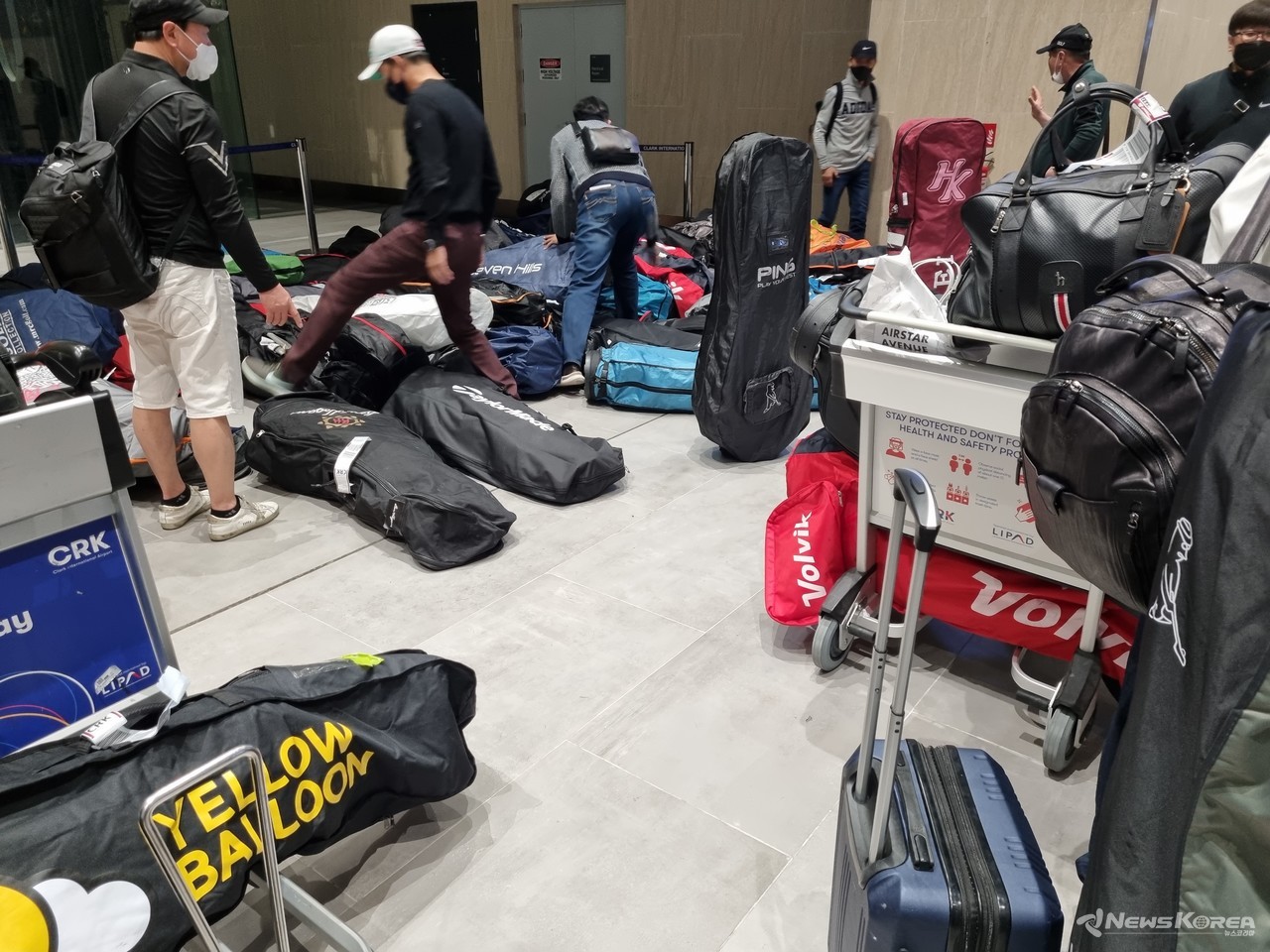 ▲ 사진 : 클락국제공항 터미널에 도착한 한국인들이 자신의 골프백을 찾기 위해 분주한 모습