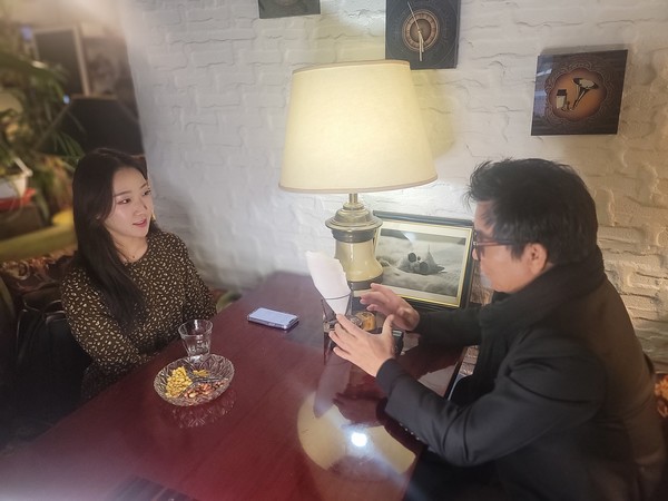 고양의 한 카페에서 진행된 인터뷰 @ 뉴스코리아 김정호 기자